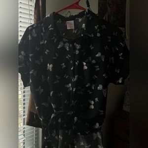 Black/White Butterfly button up! Make it cute or Casual..with a splash 😚🤌🏽🦋
